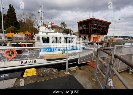 Un bateau de patrouille de la police de Seattle passant par les écluses Hiram Chittenden, Ballard écluses lors d'une journée de tempête, Seattle, Washington Banque D'Images