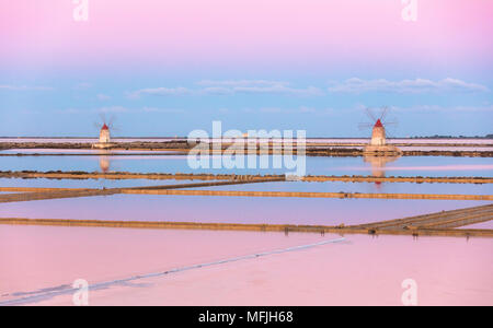 Moulins à sel et à l'aube, Salin de Stagnone, Marsala, province de Trapani, Sicile, Italie, Méditerranée, Europe Banque D'Images