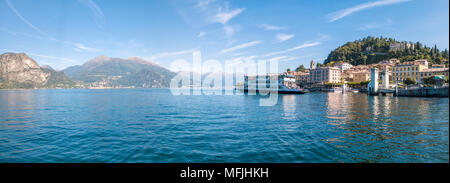 Vue panoramique vue aérienne de ferry au Bellagio sur la rive du lac de Côme, province de Côme, Lombardie, lacs italiens, Italie, Europe (drone) Banque D'Images