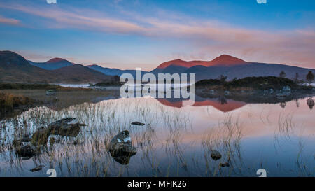 Lochan na h-Achlaise avec la lumière tôt le matin prendre le mont noir en arrière-plan, Rannoch Moor, Highlands, Écosse, Royaume-Uni, Europe Banque D'Images