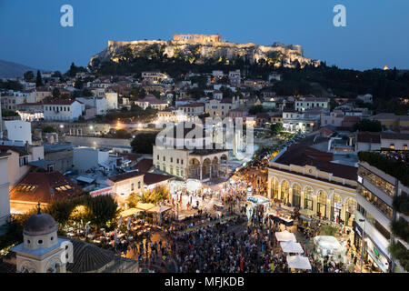 La place Monastiraki avec de la musique de concert et de l'acropole de toit d'un hotel à Athènes la nuit, Monastiraki, Athènes, Grèce, Europe Banque D'Images