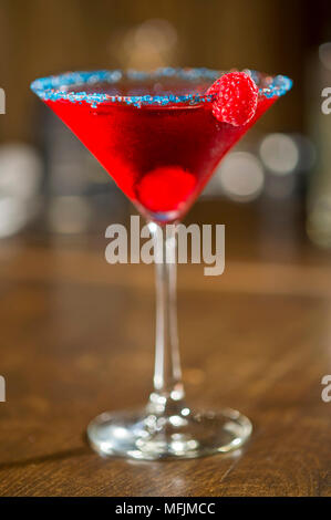 Un cocktail cosmopolite dans un restaurant. Banque D'Images