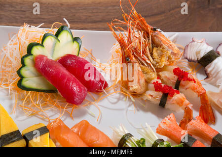 Une variété de sushi sur un plat dans un restaurant. Banque D'Images