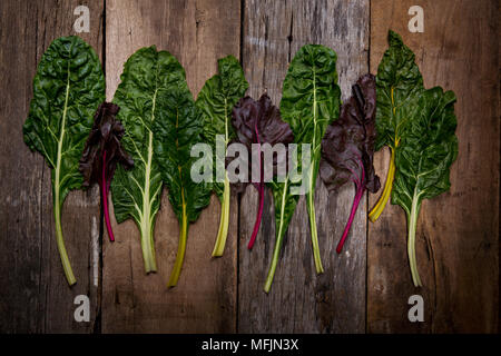 Studio still life de blettes sur fond de bois d'une grange. Banque D'Images