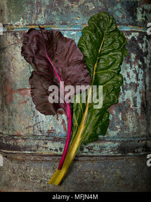 Studio still life de blettes sur fond de bois d'une grange. Banque D'Images