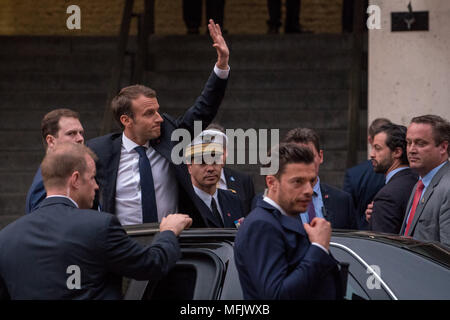 Washington, District de Columbia, Etats-Unis. 25 mai, 2018. Washington, District of Columbia, États-Unis - le président français Emmanuel Macron salue la foule après qu'il a parlé aux élèves en dehors de l'Université George Washington à Washington, DC Crédit : Ken Cedeno/ZUMA/Alamy Fil Live News Banque D'Images