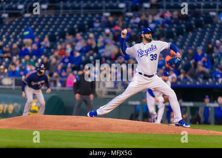 Kansas City, MO, USA. Apr 25, 2018. Jason Hammel # 39 de l'emplacements des Royals de Kansas City contre les Brewers de Milwaukee au cours du jeu au Kauffman Stadium de Kansas City, MO. Kyle Rivas/Cal Sport Media/Alamy Live News Banque D'Images