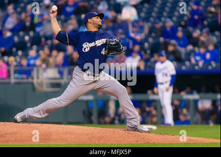 Kansas City, MO, USA. Apr 25, 2018. Jhoulys Chacin # 45 de l'emplacements des Milwaukee Brewers contre les Royals de Kansas City pendant le jeu à Kauffman Stadium de Kansas City, MO. Kyle Rivas/Cal Sport Media/Alamy Live News Banque D'Images