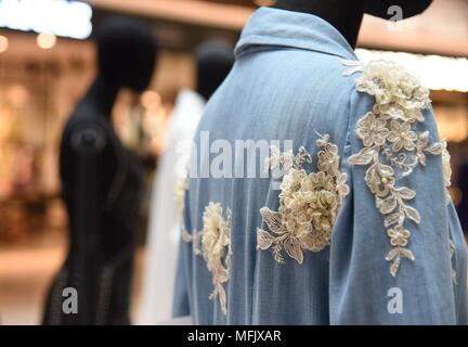 Hangzh, Hangzh, Chine. Apr 25, 2018. Hangzhou, Chine 25 avril 2018 : Le "Dentelle pour vous rencontrer', exposition co-organisée par la bibliothèque de Hangzhou et du textile musée du textile de Saint-Gall, est tenue à Hangzhou, Zhejiang Province de Chine orientale, le 25 avril 2018. Crédit : SIPA Asie/ZUMA/Alamy Fil Live News Banque D'Images