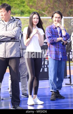 Séoul, Corée. Apr 25, 2018. Un fils Rose Na Eun et Alberto Mondi a assisté à l'activité de bienfaisance pour 'Sport' bon à Séoul, Corée, le 25 avril, 2018.(La Chine et la Corée à l'homme) Credit : TopPhoto/Alamy Live News Banque D'Images