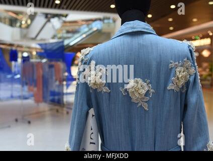 Hangzh, Hangzh, Chine. Apr 25, 2018. Hangzhou, Chine 25 avril 2018 : Le "Dentelle pour vous rencontrer', exposition co-organisée par la bibliothèque de Hangzhou et du textile musée du textile de Saint-Gall, est tenue à Hangzhou, Zhejiang Province de Chine orientale, le 25 avril 2018. Crédit : SIPA Asie/ZUMA/Alamy Fil Live News Banque D'Images