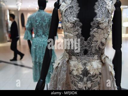 Hangzh, Hangzh, Chine. Apr 25, 2018. Hangzhou, Chine 25 avril 2018 : Le "Dentelle pour vous rencontrer', exposition co-organisée par la bibliothèque de Hangzhou et du textile musée du textile de Saint-Gall, est tenue à Hangzhou, Zhejiang Province de Chine orientale, le 25 avril 2018. Crédit : SIPA Asie/ZUMA/Alamy Fil Live News Banque D'Images