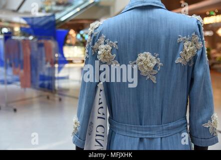 Hangzh, Hangzh, Chine. Apr 25, 2018. Hangzhou, Chine 25 avril 2018 : Le "Dentelle pour vous rencontrer', exposition co-organisée par la bibliothèque de Hangzhou et du textile musée du textile de Saint-Gall, est tenue à Hangzhou, Zhejiang Province de Chine orientale, le 25 avril 2018. Crédit : SIPA Asie/ZUMA/Alamy Fil Live News Banque D'Images