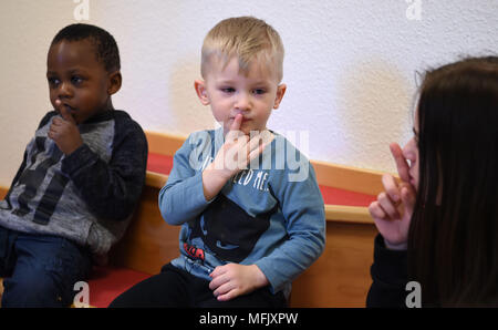 18 avril 2018, l'Allemagne, Bremen : deux garçons à la saint Pie playschool pratiquant la langue des signes. Dans de plus en plus d'enseignants crèche sont en langue des signes pour communiquer avec les enfants. La langue des signes devrait aider les enfants, qui n'a pas encore parler, communiquer. Photo : Carmen Jaspersen/dpa Banque D'Images