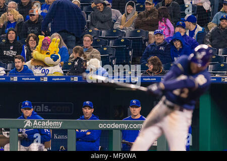 Kansas City, MO, USA. Apr 25, 2018. Sluggerrr interagit avec les fans pendant le match contre les Brewers de Milwaukee au Kauffman Stadium de Kansas City, MO. Kyle Rivas/Cal Sport Media/Alamy Live News Banque D'Images