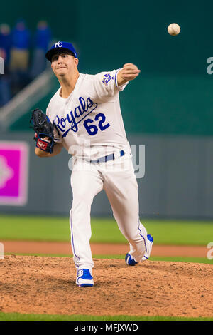 Kansas City, MO, USA. Apr 25, 2018. Eric Stout # 62 de l'emplacements des Royals de Kansas City contre les Brewers de Milwaukee au cours du jeu au Kauffman Stadium de Kansas City, MO. Kyle Rivas/Cal Sport Media/Alamy Live News Banque D'Images