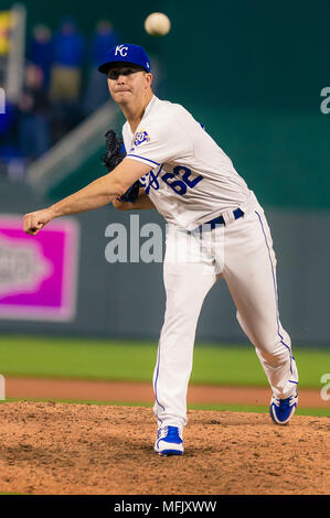 Kansas City, MO, USA. Apr 25, 2018. Eric Stout # 62 de l'emplacements des Royals de Kansas City contre les Brewers de Milwaukee au cours du jeu au Kauffman Stadium de Kansas City, MO. Kyle Rivas/Cal Sport Media/Alamy Live News Banque D'Images