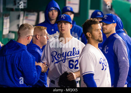 Kansas City, MO, USA. Apr 25, 2018. Eric Stout # 62 des Royals de Kansas City est retirée de la partie contre les Milwaukee Brewers au Kauffman Stadium de Kansas City, MO. Kyle Rivas/Cal Sport Media/Alamy Live News Banque D'Images