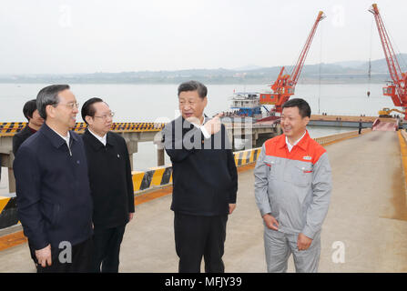 Yichang, Chine, Province de Hubei. Apr 24, 2018. Le président chinois Xi Jinping inspecte l'environnement écologique et le développement économique sur la rivière Yangtze dans la ville de Yichang, province du Hubei en Chine centrale, le 24 avril 2018. Credit : Ju Peng/Xinhua/Alamy Live News Banque D'Images