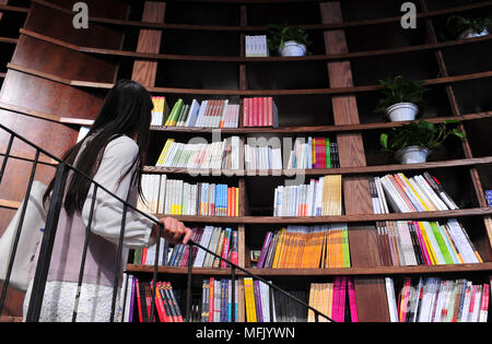 Beijing, Beijing, Chine. Apr 25, 2018. Beijing, Chine 25 avril 2018 : La réception ouverte Sanlian Bookstore Taofen ouvre à Sanlitun à Pékin. Crédit : SIPA Asie/ZUMA/Alamy Fil Live News Banque D'Images