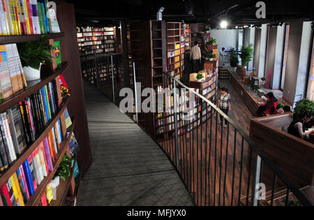 Beijing, Beijing, Chine. Apr 25, 2018. Beijing, Chine 25 avril 2018 : La réception ouverte Sanlian Bookstore Taofen ouvre à Sanlitun à Pékin. Crédit : SIPA Asie/ZUMA/Alamy Fil Live News Banque D'Images