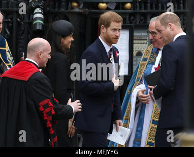 Londres, Royaume-Uni. 25 avril 2018. Le prince William, duc de Cambridge, SON ALTESSE ROYALE LE PRINCE Harry (Pays de Galles) et de sa fiancée Meghan Markle assister au service de l'ANZAC de commémoration et d'action de grâce, l'abbaye de Westminster, Londres, le 25 avril 2018. Service de l'ANZAC de commémoration et d'action de grâce, l'abbaye de Westminster, Londres, le 25 avril 2018. Crédit : Paul Marriott/Alamy Live News Banque D'Images