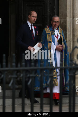 Londres, Royaume-Uni. 25 avril 2018. Le prince William, duc de Cambridge, quitte l'abbaye de Westminster après avoir assisté au Service de l'ANZAC de commémoration et d'action de grâce, l'abbaye de Westminster, Londres, le 25 avril 2018. Service de l'ANZAC de commémoration et d'action de grâce, l'abbaye de Westminster, Londres, le 25 avril 2018. Crédit : Paul Marriott/Alamy Live News Banque D'Images