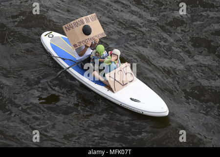 Les gens assistent à un blocus symbolique de Liben Pont de Prague, le Mercredi, Avril 24, 2018. Le Conseil de la ville de Prague a approuvé le plan d'hier à déroulez le 90-year-old Liben pont qui traverse la rivière Vltava (Moldau) dans la partie nord de la ville en raison de son mauvais état technique et à permettre son remplacement par un nouveau pont. Le projet exige toujours le consentement de l'Assemblée municipale, qui est de voter jeudi. Le Pont de Liben, avec animation de voiture et du trafic tramway, date de 1928 et n'a jamais été réparé. Son état technique besoin d'un certain maintien provisoire m Banque D'Images