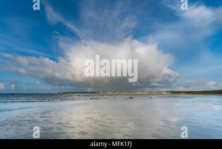 Longrock, Cornwall, UK. 26 avril 2018. Météo britannique. Juste après le lever du soleil de nuages de pluie déplacé au-delà de Penzance, Newlyn et donnant lieu à ce seul puis double arc-en-ciel, vue de la plage à Longrock, où le Titan avait son chiot Pug matin jouer sur la plage. Crédit : Simon Maycock/Alamy Live News Banque D'Images