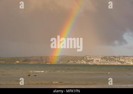 Longrock, Cornwall, UK. 26 avril 2018. Météo britannique. Juste après le lever du soleil de nuages de pluie déplacé au-delà de Penzance, Newlyn et donnant lieu à ce seul puis double arc-en-ciel, vue de la plage à Longrock, où le Titan avait son chiot Pug matin jouer sur la plage. Crédit : Simon Maycock/Alamy Live News Banque D'Images