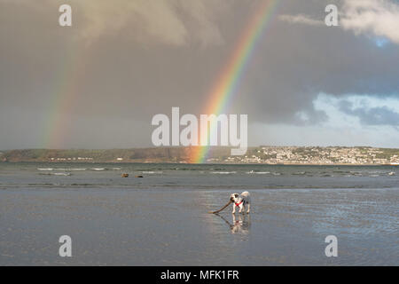 Longrock, Cornwall, UK. 26 avril 2018. Météo britannique. Juste après le lever du soleil de nuages de pluie déplacé au-delà de Penzance, Newlyn et donnant lieu à ce seul puis double arc-en-ciel, vue de la plage à Longrock, où le Titan avait son chiot Pug matin jouer sur la plage. Crédit : Simon Maycock/Alamy Live News Banque D'Images