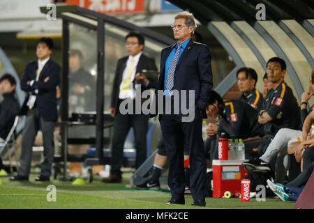 Chiba, Japon. Apr 25, 2018. Oswaldo Oliveira (REDS) Football/soccer : 2018 J1 match de championnat entre Kashiwa Reysol 1-0 Urawa Red Diamonds à SANKYO FRONTIER Kashiwa Stadium à Chiba, Japon . Credit : Yusuke Nakanishi/AFLO SPORT/Alamy Live News Banque D'Images