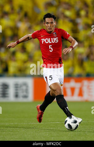 Chiba, Japon. Apr 25, 2018. Tomoaki Makino (rouges) Football/soccer : 2018 J1 match de championnat entre Kashiwa Reysol 1-0 Urawa Red Diamonds à SANKYO FRONTIER Kashiwa Stadium à Chiba, Japon . Credit : Yusuke Nakanishi/AFLO SPORT/Alamy Live News Banque D'Images