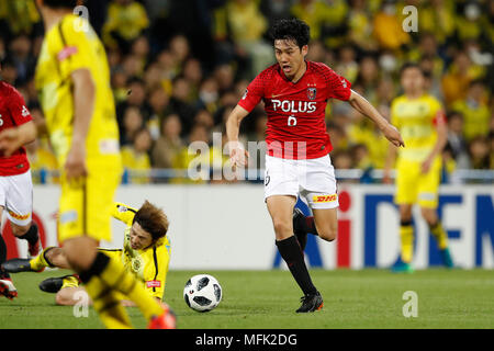 Chiba, Japon. Apr 25, 2018. Wataru Endo (rouges) Football/soccer : 2018 J1 match de championnat entre Kashiwa Reysol 1-0 Urawa Red Diamonds à SANKYO FRONTIER Kashiwa Stadium à Chiba, Japon . Credit : Yusuke Nakanishi/AFLO SPORT/Alamy Live News Banque D'Images