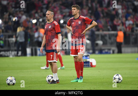 Munich, Allemagne. Apr 25, 2018. Franck Ribery (FCB) et Thomas Mueller (FCB) à l'échauffement. GES/football/Ligue des Champions : demi-finale le FC Bayern Munich - Real Madrid, 25.04.2018 - Football/soccer demi-finale de la Ligue des Champions : FC Bavaria Munich vs Real Madrid, avril 25, 2018 - Journée mondiale de l'utilisation | Credit : dpa/Alamy Live News Banque D'Images