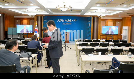 Salle de presse à Freedom House à Panmunjom, le Avr 26, 2018 : une salle de presse à Freedom House au village de la trêve de Panmunjom, dans la zone démilitarisée (DMZ) séparant les deux Corées, à Paju, au nord de Séoul, Corée du Sud. Le sommet inter-coréen entre le président sud-coréen Moon Jae-In et le dirigeant nord-coréen Kim Jong-Un aura lieu à l'Panmunjom le 27 avril 2018. EDITORIAL N'utilisez que du sommet intercoréen Crédit : Presse/Piscine/AFLO/Alamy Live News Banque D'Images