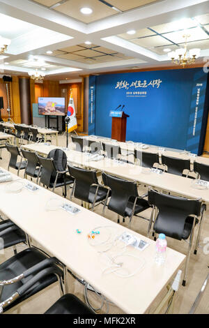 Salle de presse à Freedom House à Panmunjom, le Avr 26, 2018 : une salle de presse à Freedom House au village de la trêve de Panmunjom, dans la zone démilitarisée (DMZ) séparant les deux Corées, à Paju, au nord de Séoul, Corée du Sud. Le sommet inter-coréen entre le président sud-coréen Moon Jae-In et le dirigeant nord-coréen Kim Jong-Un aura lieu à l'Panmunjom le 27 avril 2018. EDITORIAL N'utilisez que du sommet intercoréen Crédit : Presse/Piscine/AFLO/Alamy Live News Banque D'Images