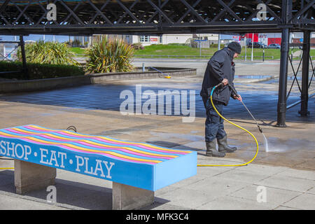 Nettoyage de la chaussée par jet à Southport, Merseyside. Météo Royaume-Uni. 26/04/2018. Une journée ensoleillée et terne sur la côte nord-ouest. Le Victorian Pier est en cours de rénovation et des ouvriers sont engagés dans une réparation et une amélioration de 2,9 millions de la structure en fer, qui est le plus long quai de 2nd restant en Angleterre. Banque D'Images