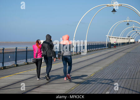 Southport, Merseyside. Météo britannique. 26/04/2018. Journée ensoleillée et venteux sur la côte nord-ouest d'une dizaine de résidents en tant que moyen de la jetée victorienne qui est l'objet d'un carénage. Des ouvriers sont engagés sur un 2,9 millions de réparation et l'amélioration de la structure en fer, qui est la 2e plus longue jetée restant en Angleterre. /AlamyLiveNews MedaiWorldImages : crédit. Banque D'Images