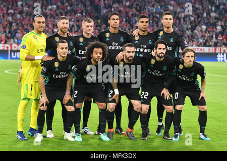 Photo de l'équipe, de l'équipe, de l'équipe photo de l'équipe, hi.v.li:Keylor NAVAS, gardien de but (Real Madrid), Sergio Ramos (Real Madrid), Toni Kroos (Real Madrid), Raphaël VARANE (Real Madrid), CASEMIRO (Real Madrid), Cristiano Ronaldo (Real Madrid), l'avenir de Lucas VAZQUEZ (Real Madrid), Marcelo da Silva Junior (Real Madrid), Dani CARVAJAL (Real Madrid), CITP (Real Madrid) et Luka Modric (Real Madrid). Ligue des Champions de football, demi-finale, le Bayern de Munich (M) - Real Madrid (REAL) 1-2, le 25/04/2018 dans l'ALLIANZARENA dans Muenchen / Allemagne. Dans le monde d'utilisation | Banque D'Images