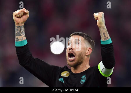 25 avril 2018, Allemagne, Munich : Football, Ligue des Champions, tour de coup, demi-finale, premier leg, Bayern Munich vs Real Madrid. Sergio Ramos ŕ réel célèbre après avoir remporté la partie. Photo : Andreas Gebert/dpa Banque D'Images