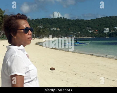 23 avril 2018, Philippines, Boracay Island : Président de la Fondation de Boracay, Nénette Graf, donnant sur mer sur la plage de Bulabog. Il y a quelques semaines, l'île est toujours un objectif de rêve. Pour certains, l'île a été l'une des plus belles au monde. C'est jusqu'à ce que le président des Philippines a appelé une fosse. Au moins l'île est entièrement réservé pour les six prochains mois. Photo : Girlie Linao/dpa Banque D'Images