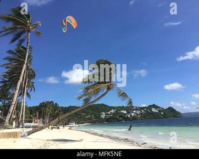 24 avril 2018, Philippines, Boracay Island : un kite surfer sur la plage de Bulabog. Il y a quelques semaines, l'île est toujours un objectif de rêve. Pour certains, l'île a été l'une des plus belles au monde. C'est jusqu'à ce que le président des Philippines a appelé une fosse. Au moins l'île est entièrement réservé pour les six prochains mois. Photo : Girlie Linao/dpa Banque D'Images