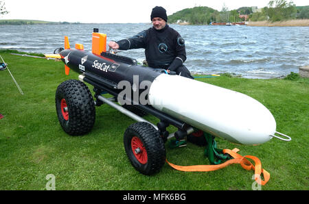 26 avril 2018, l'Allemagne, Seeburg : un travailleur de la sécurité de l'eau montrant un drone sous-marin sur la banque de l'Suesser Voir (lit. sweet Lake). 'Un véhicule sous-marin autonome (AUV) est mis à l'eau pour rechercher des trésors archéologiques. Photo : Sebastian Willnow/dpa-Zentralbild/dpa Banque D'Images