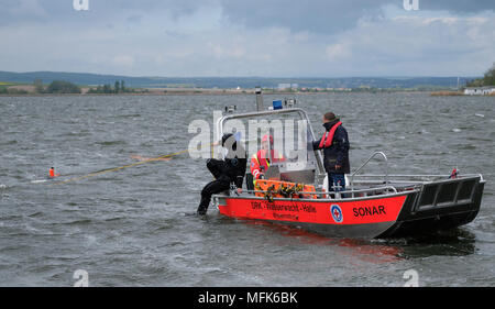 26 avril 2018, l'Allemagne, Seeburg : un bateau à partir de la sécurité de l'eau tire un drone sous-marin dans l'Suesser Voir (lit. sweet Lake). 'Un véhicule sous-marin autonome (AUV) est mis à l'eau pour rechercher des trésors archéologiques. Photo : Sebastian Willnow/dpa-Zentralbild/dpa Banque D'Images