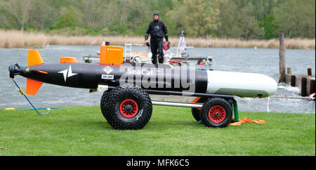 26 avril 2018, l'Allemagne, un drone sous-marin : Seeburg sur la banque de l'Suesser Voir (lit. sweet Lake). 'Un véhicule sous-marin autonome (AUV) est mis à l'eau pour rechercher des trésors archéologiques. Photo : Sebastian Willnow/dpa-Zentralbild/dpa Banque D'Images