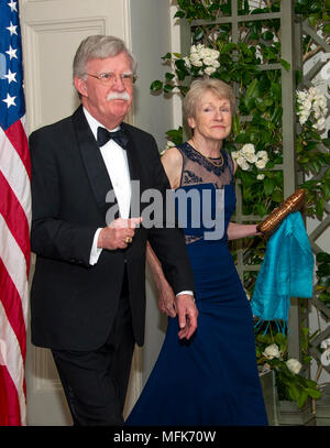 Washington, USA. Apr 24, 2018. Le Conseiller pour la sécurité nationale, John Bolton et Mme Gretchen Bolton arrivent pour le dîner d'état d'honorer le dîner en l'honneur Le Président Emmanuel Macron de la République française et de Mme Brigitte Macron à la Maison Blanche à Washington, DC le mardi 24 avril 2018. Credit : Ron Sachs/CNP - AUCUN FIL SERVICE - Credit : Ron Sachs/consolidé Nouvelles Photos/Ron Sachs - CNP/dpa/Alamy Live News Banque D'Images