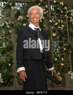 Washington, USA. Apr 24, 2018. Christine Lagarde, directrice générale (MD) du Fonds monétaire international (FMI), arrive pour le dîner d'état d'honorer le dîner en l'honneur Le Président Emmanuel Macron de la République française et de Mme Brigitte Macron à la Maison Blanche à Washington, DC le mardi 24 avril 2018. Credit : Ron Sachs/CNP - AUCUN FIL SERVICE - Credit : Ron Sachs/consolidé Nouvelles Photos/Ron Sachs - CNP/dpa/Alamy Live News Banque D'Images