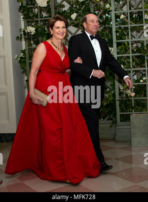 Marillyn Hewson, Président du Conseil, président et chef de la direction de Lockheed Martin Corporation, et M. James Hewson arrivent pour le dîner d'état d'honorer le dîner en l'honneur Le Président Emmanuel Macron de la République française et de Mme Brigitte Macron à la Maison Blanche à Washington, DC le mardi 24 avril 2018. Credit : Ron Sachs/CNP - AUCUN FIL SERVICE - Photo : Ron Sachs/consolidé Nouvelles Photos/Ron Sachs - CNP Banque D'Images