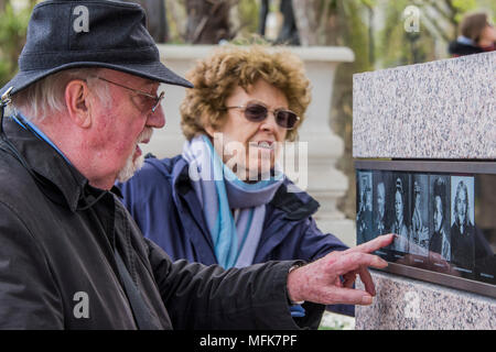 Londres, Royaume-Uni. Apr 26, 2018. Les touristes sont intrigués par les images d'autres militants dans la plinthe - 8ft 4in statue en bronze de la suffragette militante Millicent Fawcett est maintenant dans l'ombre de la Maison du Parlement à la suite d'une campagne menée par Criado-Perez. Il a été créé par l'artiste lauréat du prix Turner Gillian Wearing, montre et Fawcett, lorsqu'elle est devenue présidente de l'Union nationale des sociétés pour le suffrage des femmes. Crédit : Guy Bell/Alamy Live News Banque D'Images